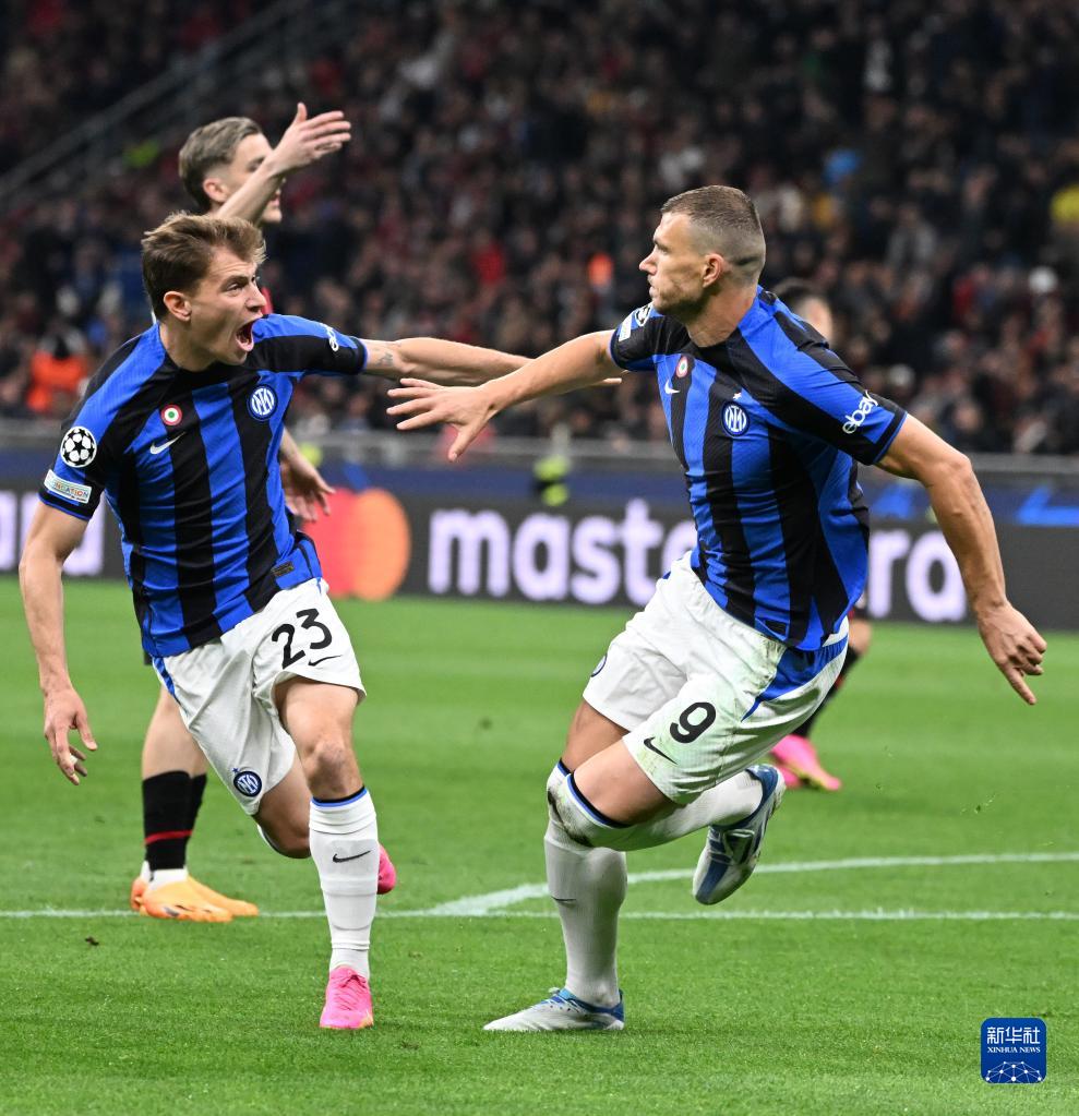 欧冠赛场精彩瞬间：巴萨主场2-0取胜,（欧冠焦点战：巴萨主场2-0告捷）