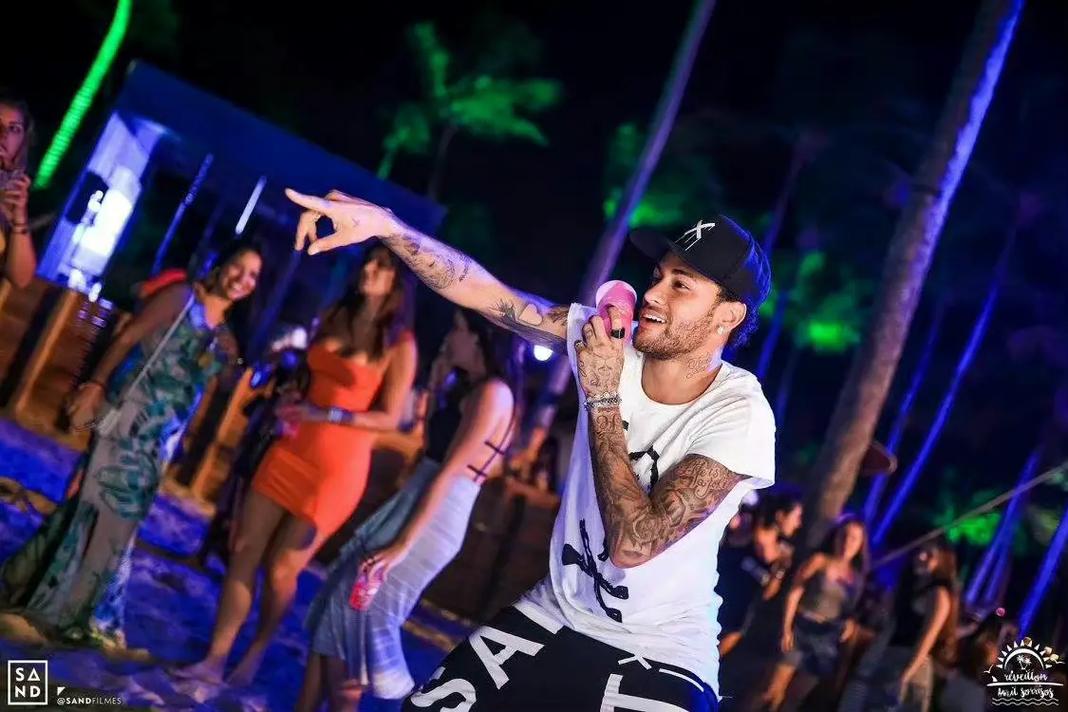 合肥狂风在CBA杯赛中以97-80击败江苏肯帝亚，创NBL首次大胜CBA球队纪录，引发热议。