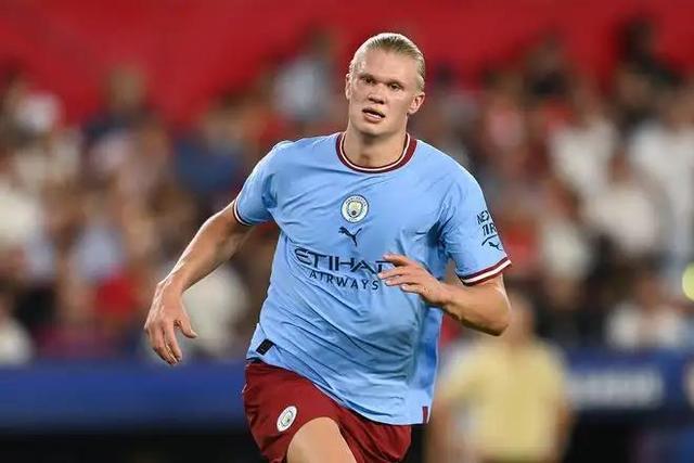 球员倒地救球拼劲十足