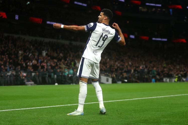 梅开二度，弗格森成为第3位代表意大利球队欧战进球的爱尔兰人（独中两元，弗格森跻身为意大利俱乐部在欧战破门的第三位爱尔兰球员）