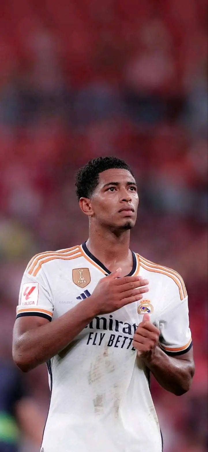 德甲战报：凯恩替补登场戴帽，拜仁5-0狂胜十人斯图加特（德甲：凯恩替补上演帽子戏法，拜仁5-0横扫十人斯图加特）