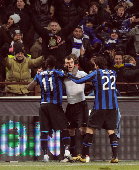 拓记：克林根争抢篮板后一瘸一拐走向替补席，赛前左小腿就有挫伤