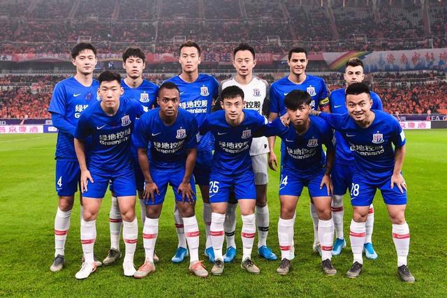 齐达内访华与樊振东互动，展现球技，赞其乒乓球成就，两人友好交流，共话皇马。