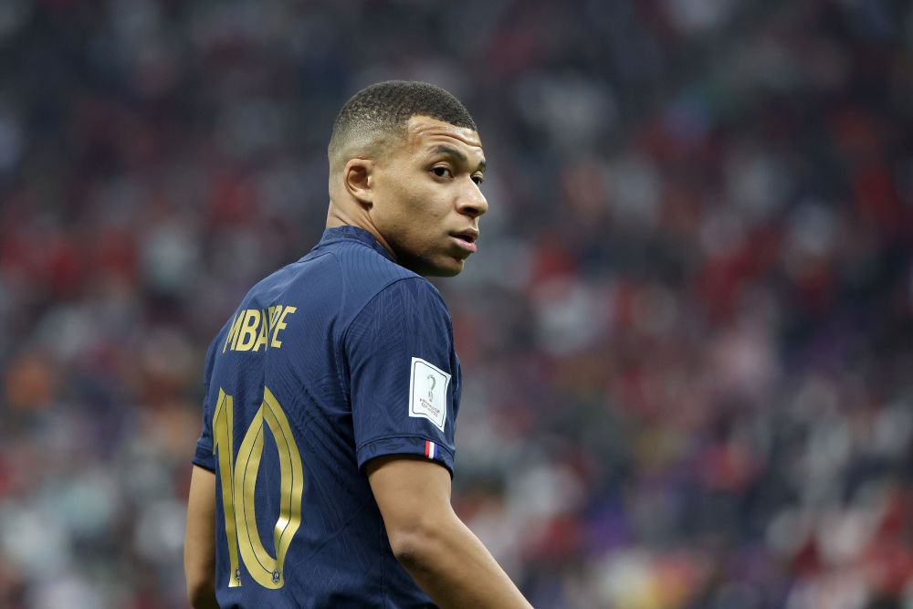 中超收官日半场实时形势：海港夺冠、梅州降级、法比奥金靴（中超收官半场战况：海港问鼎、梅州降级、法比奥加冕金靴）