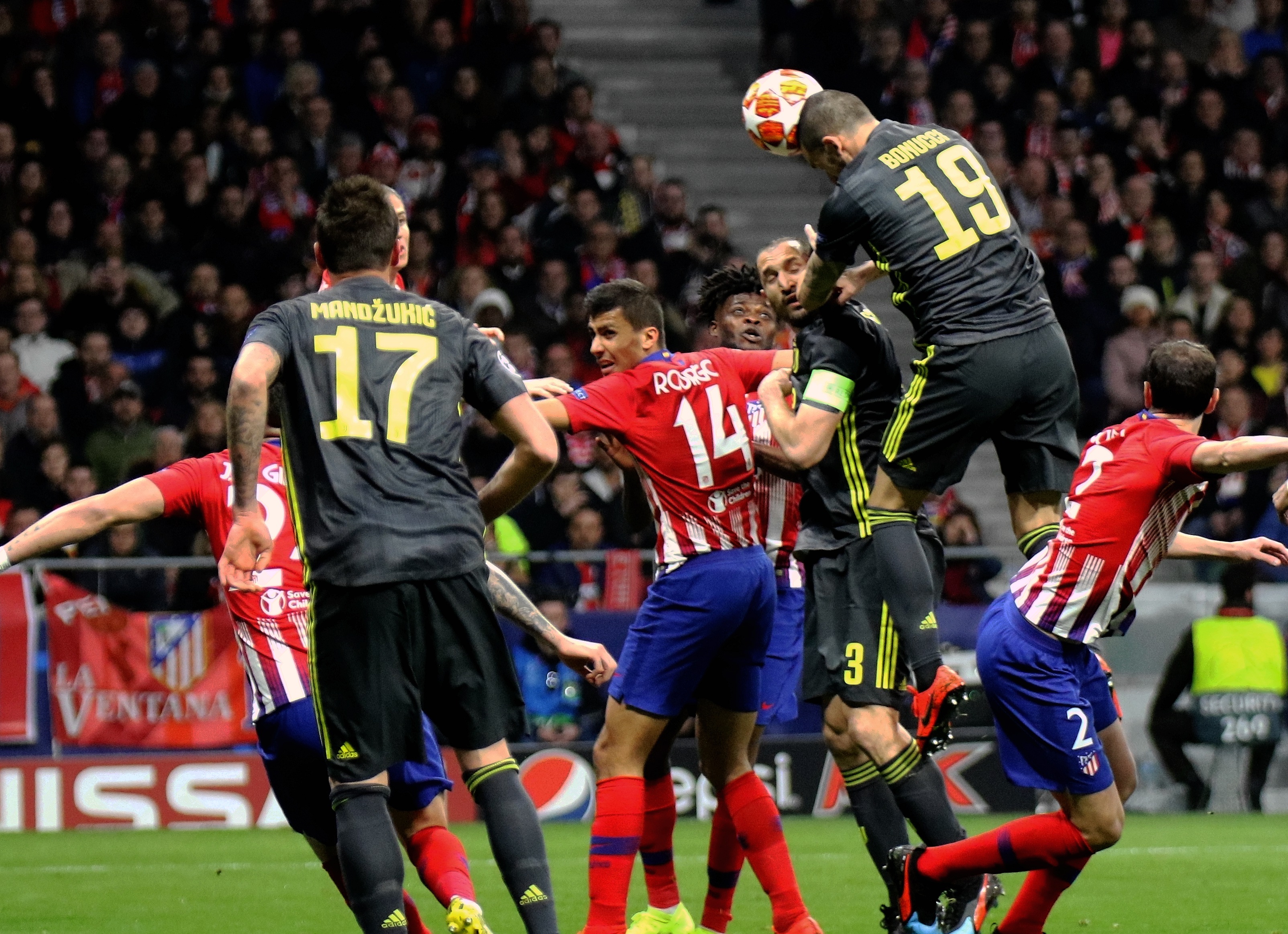 曼城瞄准并夺取英超领头羊位置（曼城冲击英超榜首并强势登顶）